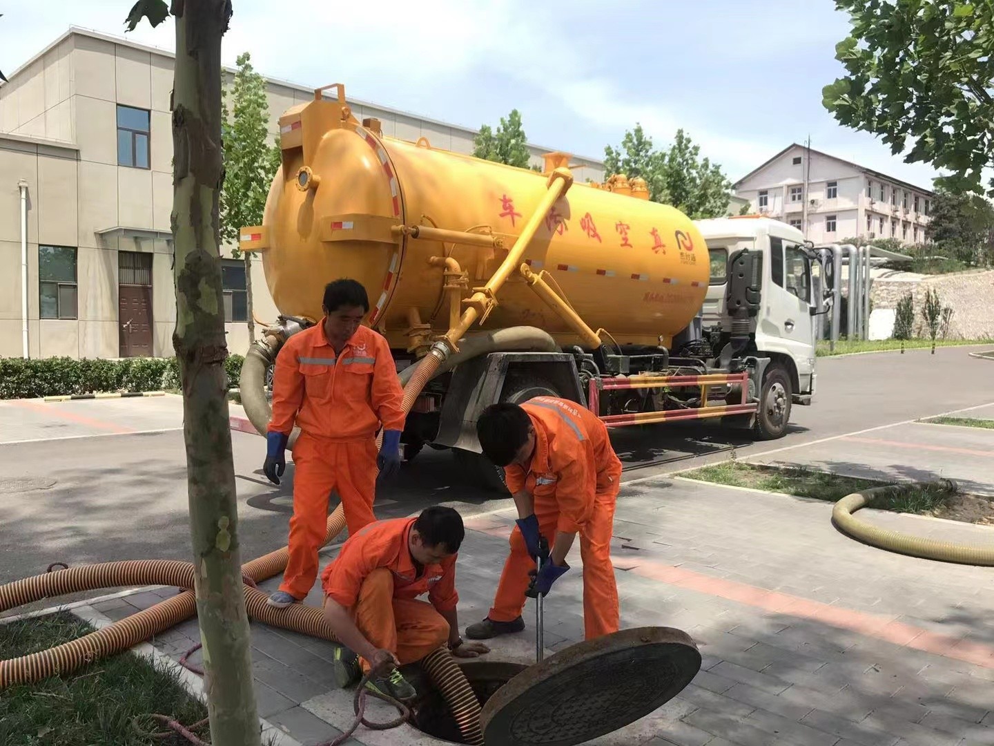 惠农管道疏通车停在窨井附近